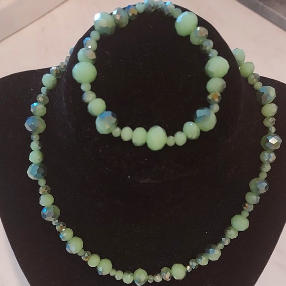 Handcrafted green glass beaded necklace/bracelet set - Picture 2 of 4